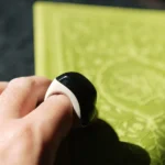 ⁦خاتم جوود IQIBLA Jood – تسبيح ذكي، تصميم عصري، باور بنك⁩ - الصورة ⁦7⁩