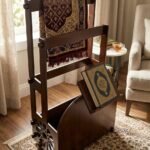 حامل مصحف عمودي لركن الصلاة – خشب محمل فاخر بتصميم كلاسيكي مع زخارف ذهبية | قابل لتعديل الارتفاع والزاوية | متانة استثنائية للمصاحف الكبيرة