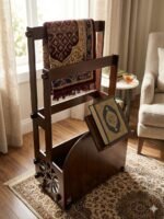 حامل مصحف عمودي لركن الصلاة – خشب محمل فاخر بتصميم كلاسيكي مع زخارف ذهبية | قابل لتعديل الارتفاع والزاوية | متانة استثنائية للمصاحف الكبيرة