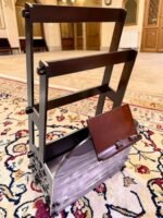 ⁦حامل مصحف عمودي لركن الصلاة – خشب محمل فاخر بتصميم كلاسيكي مع زخارف ذهبية | قابل لتعديل الارتفاع والزاوية | متانة استثنائية للمصاحف الكبيرة⁩ - الصورة ⁦3⁩