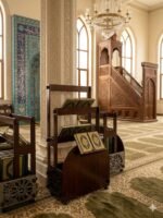 ⁦حامل مصحف عمودي لركن الصلاة – خشب محمل فاخر بتصميم كلاسيكي مع زخارف ذهبية | قابل لتعديل الارتفاع والزاوية | متانة استثنائية للمصاحف الكبيرة⁩ - الصورة ⁦2⁩