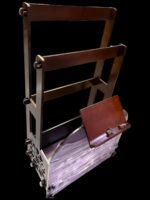 ⁦حامل مصحف عمودي لركن الصلاة – خشب محمل فاخر بتصميم كلاسيكي مع زخارف ذهبية | قابل لتعديل الارتفاع والزاوية | متانة استثنائية للمصاحف الكبيرة⁩ - الصورة ⁦4⁩