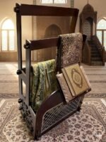 ⁦حامل مصحف عمودي لركن الصلاة – خشب محمل فاخر بتصميم كلاسيكي مع زخارف ذهبية | قابل لتعديل الارتفاع والزاوية | متانة استثنائية للمصاحف الكبيرة⁩ - الصورة ⁦5⁩