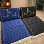 مصلية مبطنة بمسند قطيفة فاخرة – حفر ليزر أنيق | سجادة صلاة مريحة للظهر والركبتين